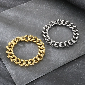 Vue détaillée des bracelets hip-hop or et argent avec textures clous et fermoirs serpent.