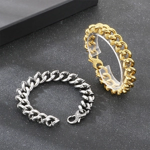 Vue détaillée des bracelets gourmettes en acier titane avec fermoirs serpent uniques.