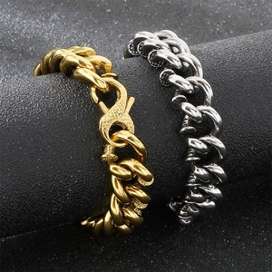 Détail de bracelets gourmettes lourds en acier inoxydable or et argent avec fermoir serpent.