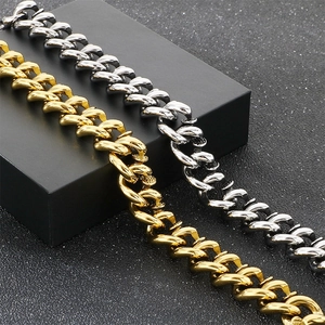 Vue détaillée du bracelet en acier titane lourd à joint clou hip hop en or et argent