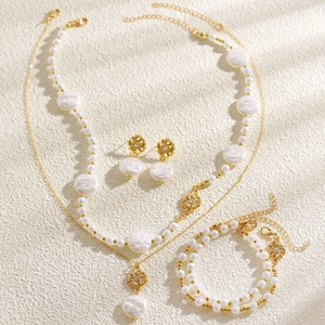 Vista dettagliata del set gioielli perle barocche con collana bracciale e orecchini
