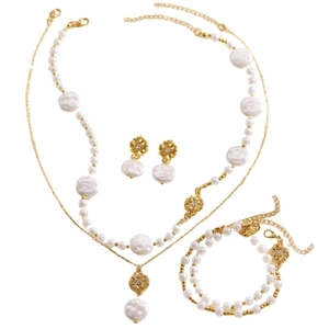 Dettaglio set di gioielli con imitazione di perle barocche, collana e bracciale