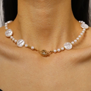 Primo piano elegante di una collana di perle barocche con dettaglio di chiusura a fiore