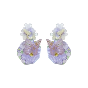 Eleganti orecchini a lobo a fiore in resina stile coreano con farfalla e foglie d'oro