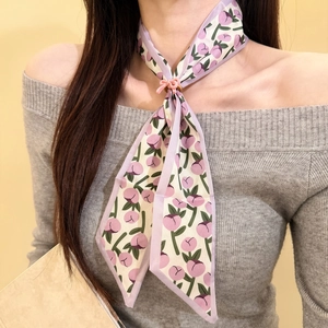 Dettaglio di una sciarpa di seta stile pittura a olio con motivo floreale rosa su modella