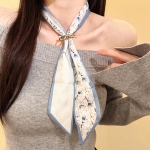 Dettaglio della collana a foulard in seta floreale con cursore in metallo a forma di fiocco