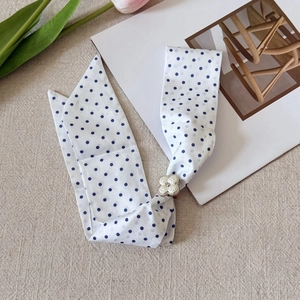Particolare collana foulard bianca a pois con pendente quadrifoglio argento