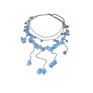 Elegante hellblaue mehrlagige Halskette mit Blütenblättern und Perlenquasten