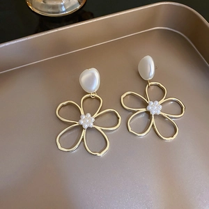 Elegante blumenförmige Vintage-Perlenohrringe mit 925 Silbersteckern für stilvolle Damen