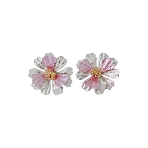 Eleganti orecchini a lobo a fiore verniciati oversize in finitura metallica argento e rosa.