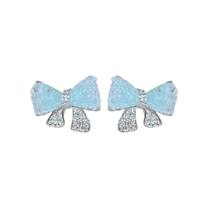 Elegante hellblaue Schleifen-Ohrstecker mit funkelnden Kristallen und Silbernadel.