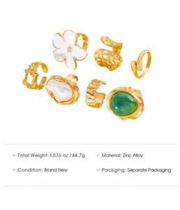 Specifiche dettagliate su dimensioni e peso per il set di anelli a fiore dorati vintage.