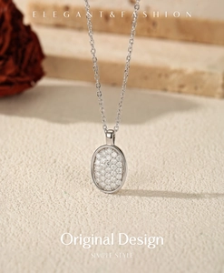 Gedetailleerd zicht op de moissanite ovale hanger op een 925 zilveren ketting