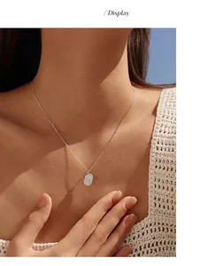 Close-up van model met een elegante S925 sterling zilveren moissaniet knop ketting