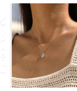Detail van moissaniet knoophanger aan S925 sterling zilveren ketting bij model