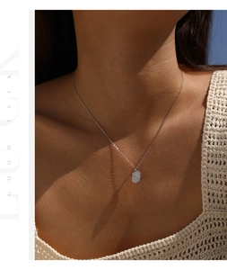 Detail van S925 sterling zilveren moissanite ketting met ovale knophanger voor dames