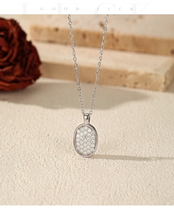 Detailweergave van de ovale zilveren hanger met pavé moissanite stenen in vintage stijl.