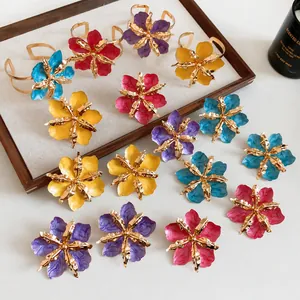 Conjunto de joyas de flores esmaltadas vintage con pendientes y brazaletes