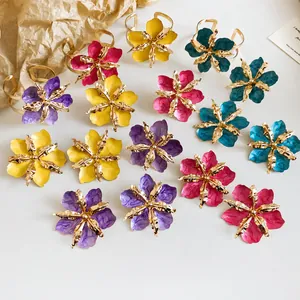 Conjunto de joyas vintage con flores de esmalte de colores, anillos, pendientes y brazaletes