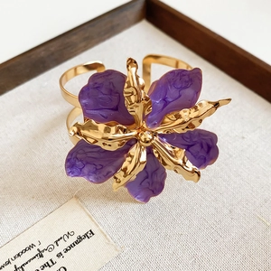 Brazalete de flor morada con detalles de hojas doradas, detalle de joya vintage