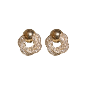 Eleganti orecchini a lobo a fiore in maglia intrecciata dorata con sfera lucida