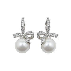 Orecchini a fiocco in zirconia cubica con perle bianche su sfondo bianco puro.