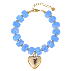 Detailoverzicht van blauwe hars kralenarmband met een gepolijste gouden hart hanger.