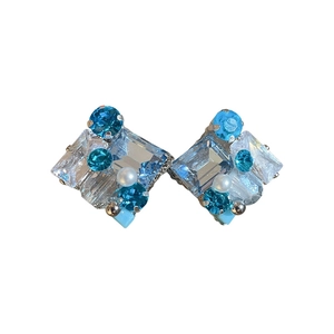 Elegantes pendientes de botón cuadrados con cristales azules y perlas sobre base de plata.