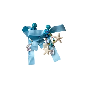 Eleganti orecchini a fiocco in chiffon azzurro con ciondoli a stella marina e conchiglia