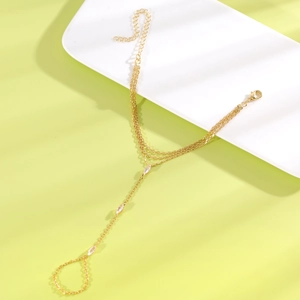 Détail d'un élégant bracelet de doigt en or avec des pierres de zircon marquise