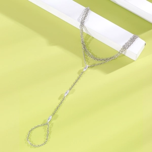 Vue détaillée d'un bracelet de main argenté orné de zircons cubiques marquise brillants