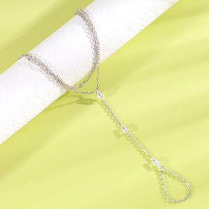 Gros plan d'un élégant bracelet de doigt en argent avec zircons clairs de taille marquise.