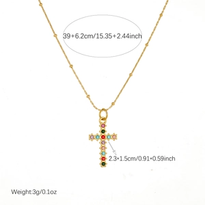 Dettaglio della collana con ciondolo a croce colorata con dimensioni e peso indicati