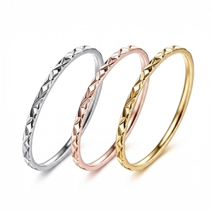 Anello da Dito in Acciaio al Titanio con Incisione Geometrica per Donna Sottile Sottile Fascia Impilabile Anello Midi Gioielli di Moda