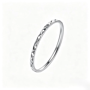 Dettaglio ravvicinato di un anello in titanio da 1 mm con elegante motivo a rombi intagliato