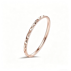 Vista dettagliata di un anello in acciaio inossidabile oro rosa 1mm con incisione