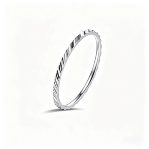 Dettaglio di un anello minimalista da 1mm in acciaio inossidabile argento con geometria