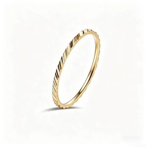 Dettaglio macro di un anello in acciaio inossidabile dorato da 1 mm con trama ritorta