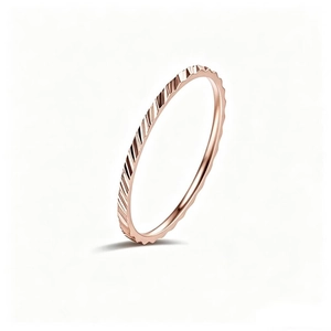 Primo piano di un anello in acciaio inox oro rosa 1 mm con design geometrico rigato