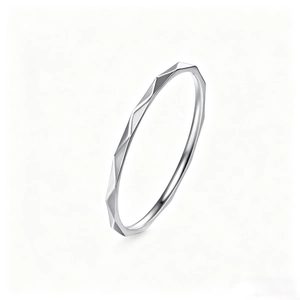 Primo piano di un anello in acciaio inossidabile da 1 mm con design geometrico a rombi.