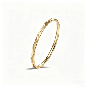 Vista dettagliata di un anello in acciaio inossidabile dorato da 1mm con design sfaccettato