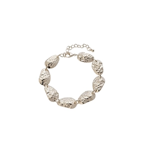 Vintage goldfarbenes Armband mit gehämmerter Blattform und elegantem Design