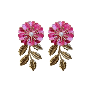 Elegante rosa Emaille-Blumenohrringe mit goldenen Blättern und runden weißen Perlen