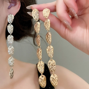 Detailansicht von Vintage Hammerschlag Gold und Silber Blatt Quaste Ohrhänger für Damen.