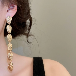 Detailansicht der strukturierten goldenen Vintage-Ohrringe mit Blatteffekt am Modell