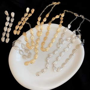 Detaillierte Textur des Retro-Blatt-Quasten-Halsketten-Schmucksets in Gold und Silber