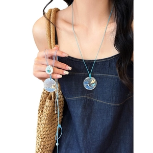 Boheemse oceaan hars ketting met echte schelp hanger aan een blauw verstelbaar koord