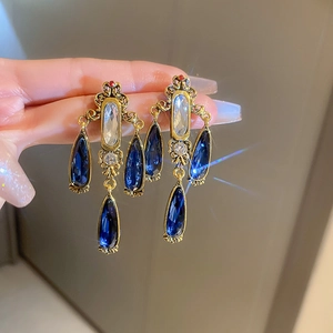 Orecchini vintage color oro con cristalli a goccia blu e strass scintillanti