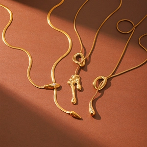 Collana con Pendente a Catena Serpente in Acciaio Inossidabile Placcato Oro Metallo Liquido a Forma di Goccia Testa di Serpente Strass Gioielli da Donna