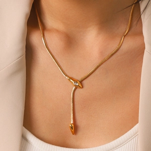 Elegante collana a serpente color oro in acciaio inossidabile con cristallo lucente